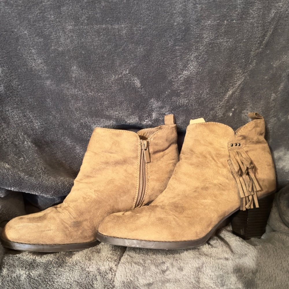 Bongo suede look, block heel, side zipper, tassels booties.